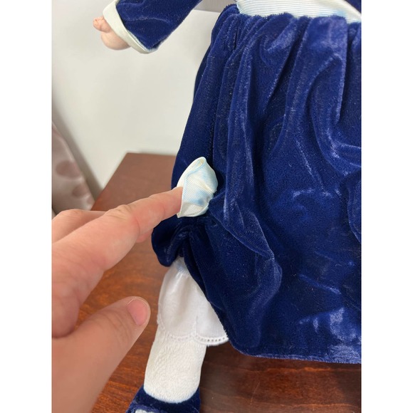 Vintage Madeline Doll Celebrating 60 Years 1939-1999 with stand - Picture 10 of 11